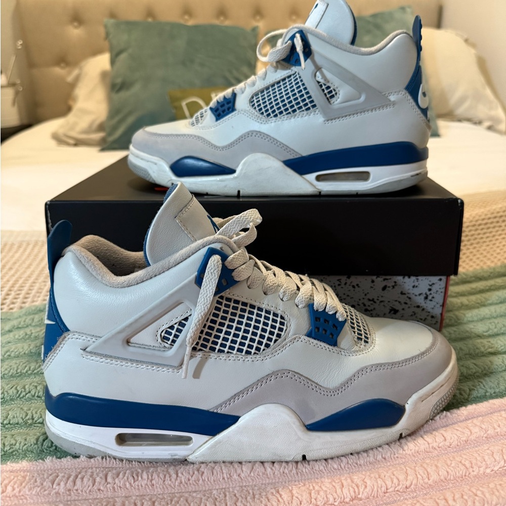 Jordan Air Retro 4 in White and Black